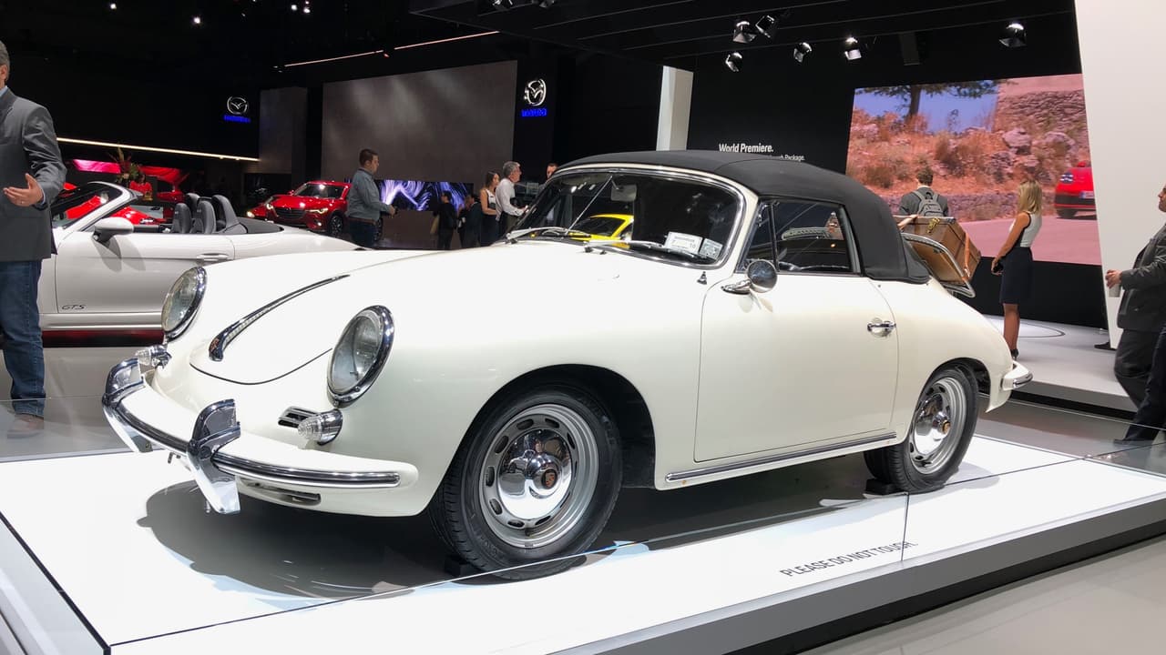 <h3 class="cms-h3-H3">Excelente: Feliz Cumpleaños Porsche</h3>
<br>
<br>En 2018 se cumplen 70 de el lanzamiento del primer Porsche. El Porsche 356, el primer auto en llevar el legendario emblema, fue certificado y comenzado a vender en 1948 y para celebrar la ocasión el fabricante exhibió este espectacular ejemplar. La compañía fue fundada en 1931, pero en sus primeros 17 años se dedico a consultoría y diseño de motores para otros fabricantes, contando con el desarrollo del
<b> <a href="https://www.univision.com/noticias/autos-historicos/la-fascinante-historia-del-primer-volkswagen" target="_blank">Volkswagen Beetle</a></b>, como el proyecto más célebre de su prehistoria.