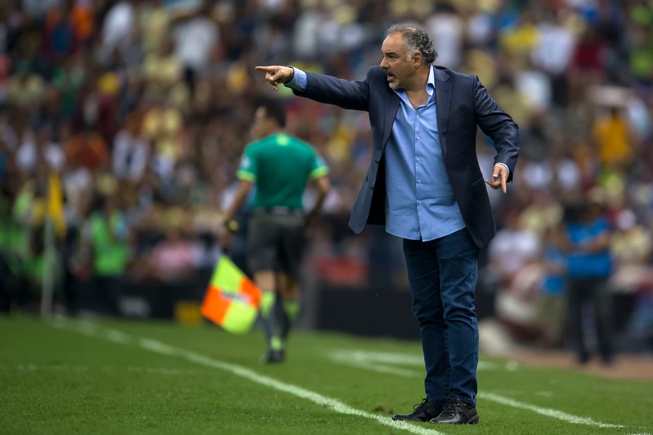 Ambriz no ha disputado como técnico duelos tan importantes en fases tan avanzadas, mientras su contraparte, Guillermo Vázquez, está acostumbrado a estas instancias. Basta recordar que ha alcanzado dos finales. Una la ganó con Pumas y otra la perdió con Cruz Azul, casualmente ante América.