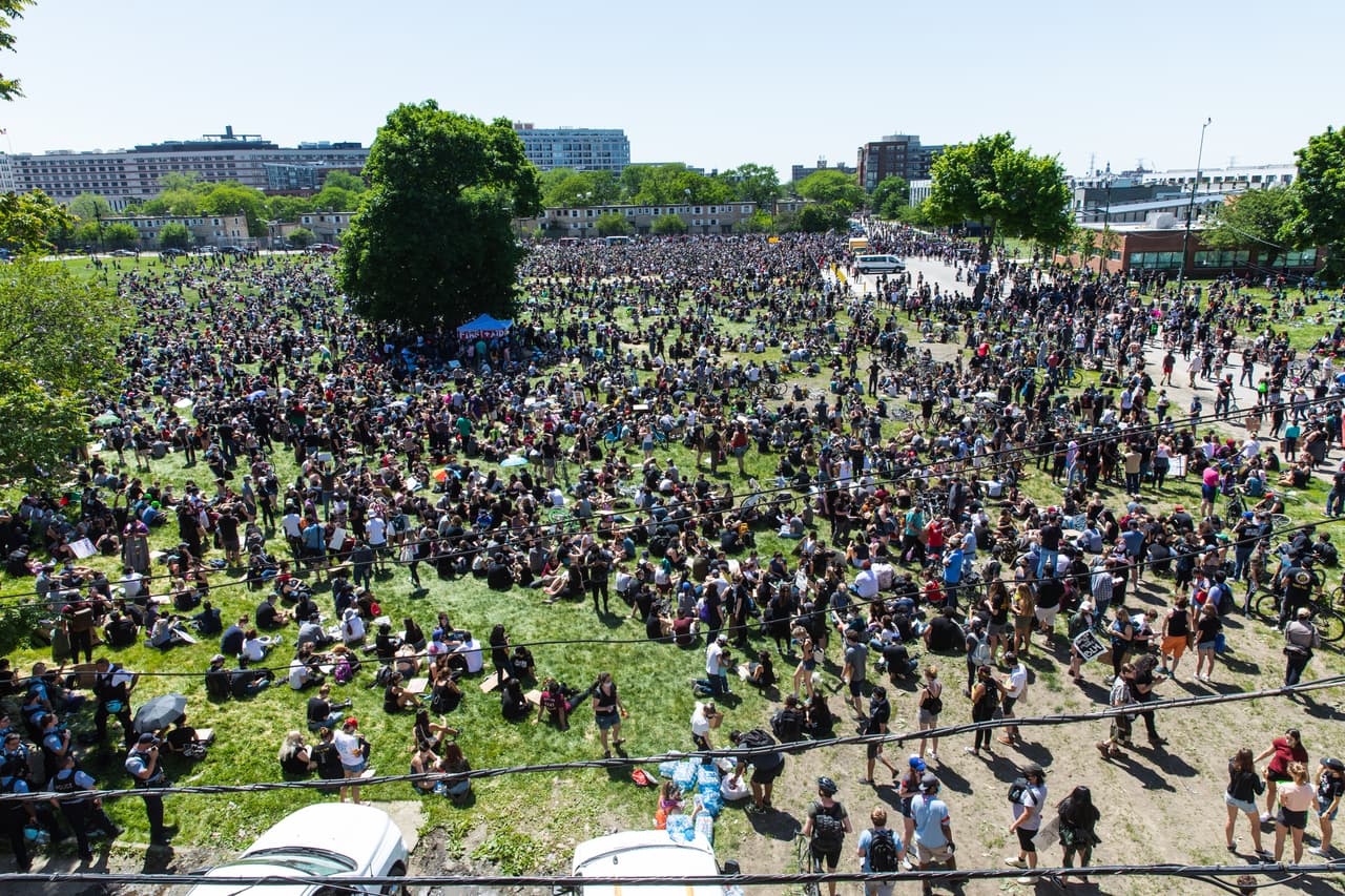 Cientos de personas se reúnen en Seward Park el 6 de junio para protestar por la muerte de George Floyd, un afroamericano quien murió bajo la custodia de un policía blanco, el 25 de mayo en Minneapolis.