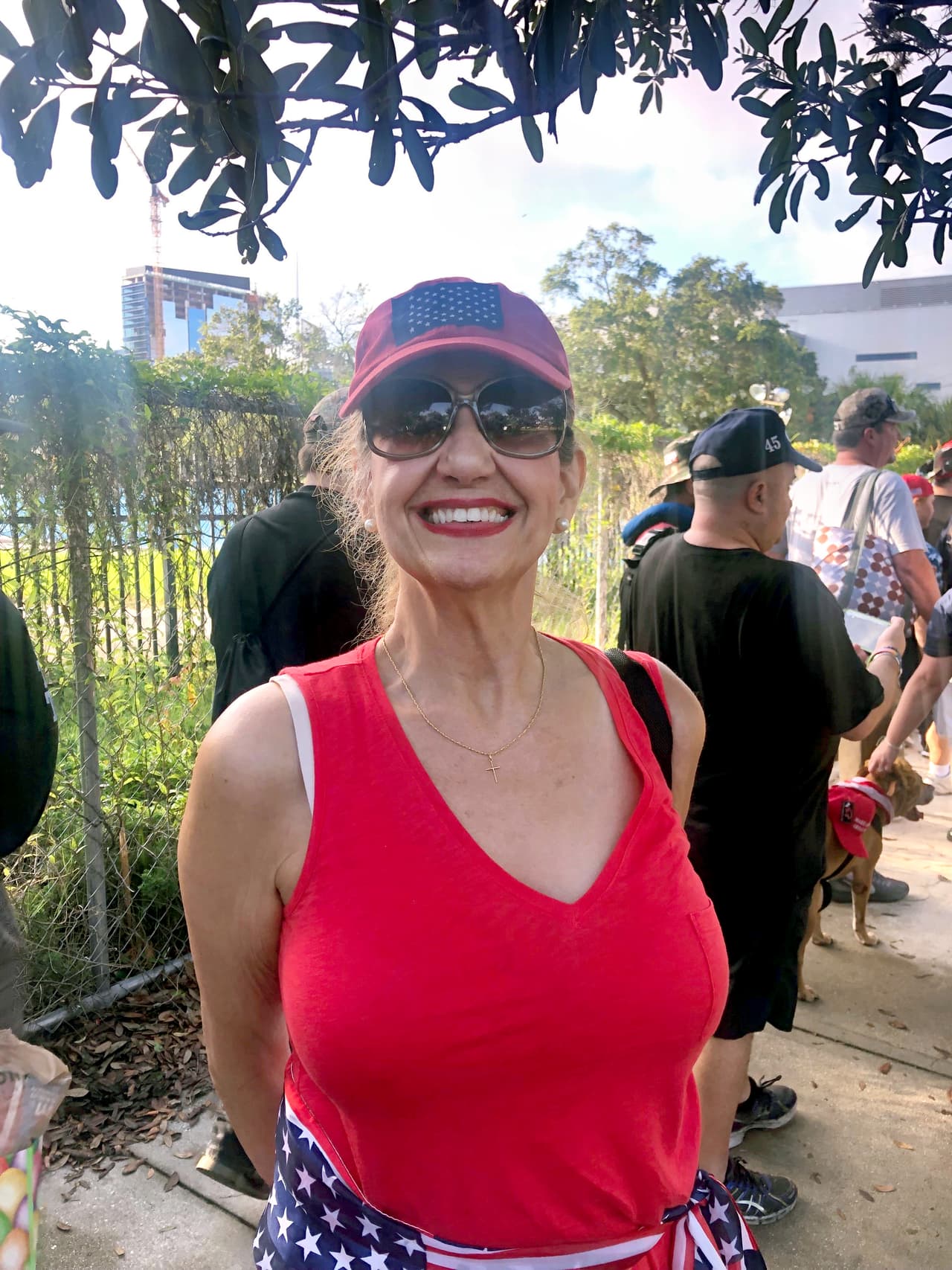 July Dean llegó en la mañana del martes 18 de junio con su esposo "somos cubanos con Trump", gritó. Dice que la lucha contra el comunismo es la principal razón que, como cubana, tiene para votar por el actual presidente para su reelección.