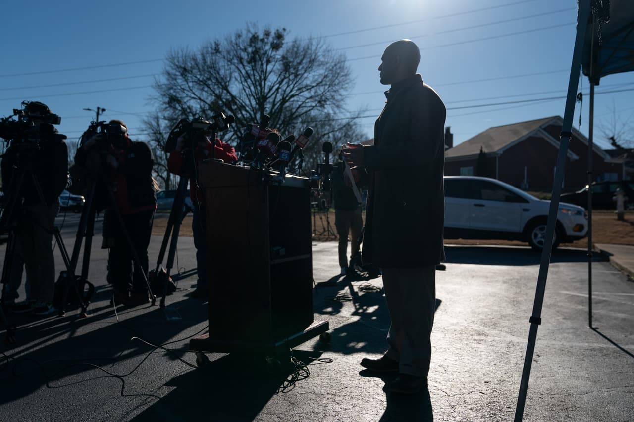Durante una conferencia de prensa a la 1:00 p.m, los funcionarios de Departamento de Bomberos del condado de Hall dijeron que había una fuga de nitrógeno líquido en la instalación.