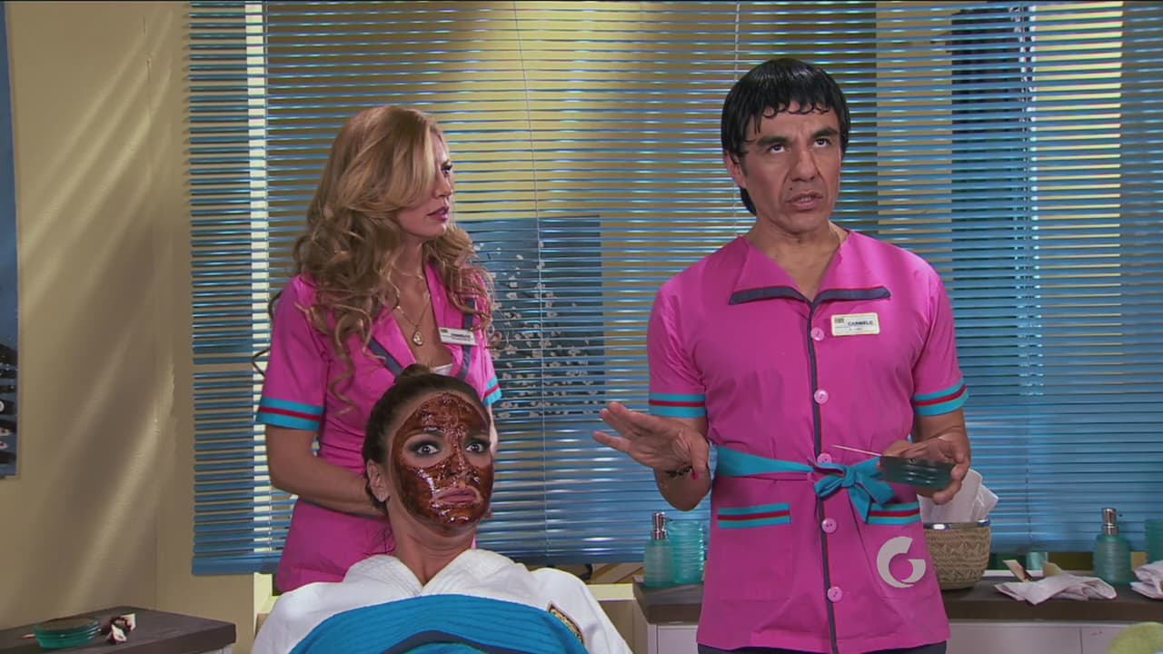 Si Carmelo fuera un superhéroe sus poderes serían bailar, cantar, servir mesas con rapidez e incluso hacer masajes como nadie. Y alguien con tanto talento y personalidad necesita una fiel compañera como Chabelita.