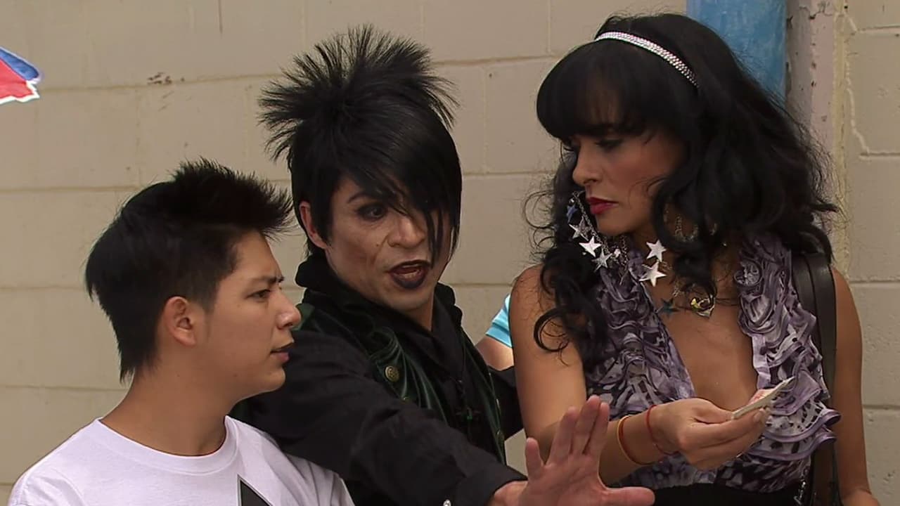 Al Chino y al Macaco los une la lucha por las causas sociales como la ‘globalización del tamal’ o el aprendizaje de antiguos ritos prehispánicos para elevar su conocimientos en las artes y las ciencias. Por eso podemos decir que son los superhéroes de Galavisión más inteligentes y 'surrealistas'.