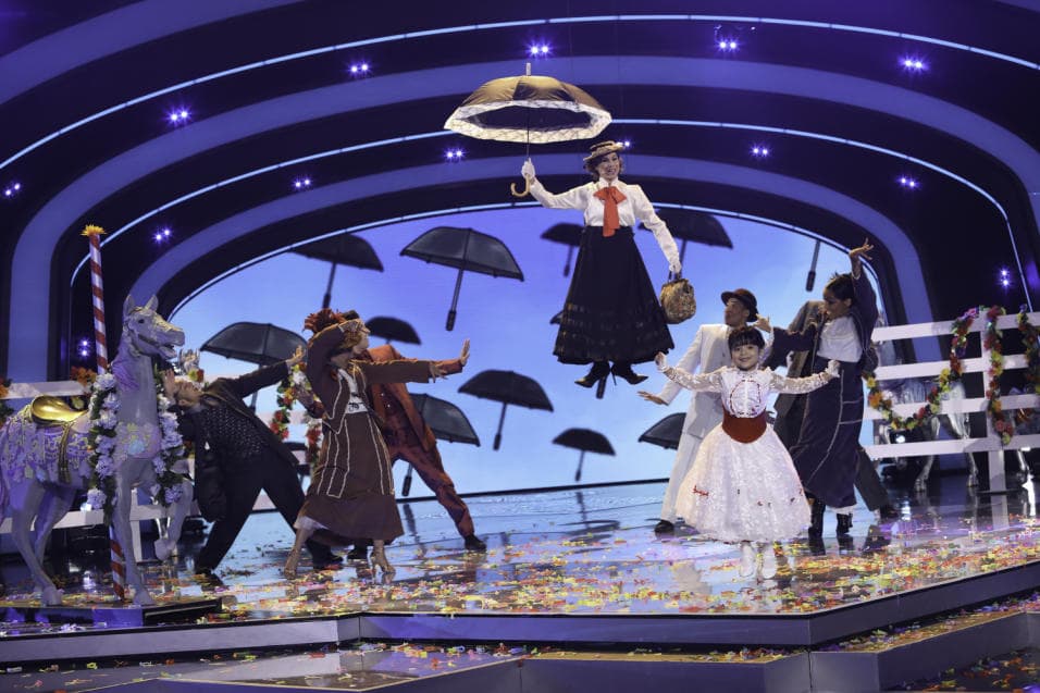 Giuliana se lució con un múmero muy especial: 'Supercalifragilístico'. Bianca Marroquín la acompañó nada menos que como Mary Popis. 
<b><a href="http://www.univision.com/shows/pequenos-gigantes/giuliana-y-bianca-marroquin-nos-transportaron-al-mundo-de-mary-poppins-video" target="_blank">Checa la presentación</a></b>