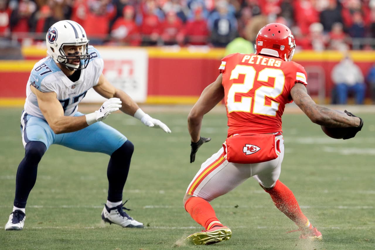 Marcus Peters logró la única intercepción del encuentro tras atrapar un envío de Mariota.