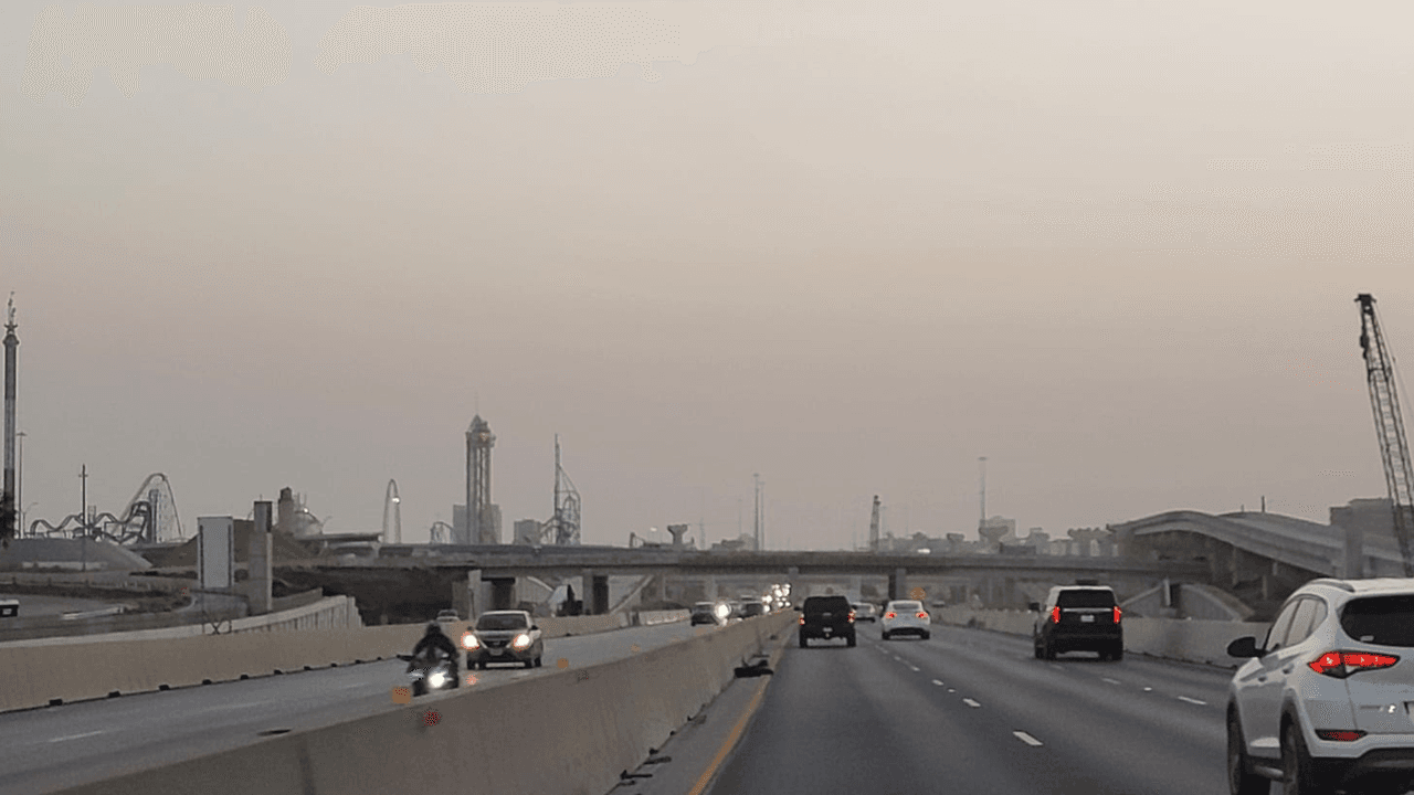 Desde la ciudad de Arlington, el atardecer también llevó rosas sobre Six Flags.
<br>
<br>📍 Arlington, Texas
