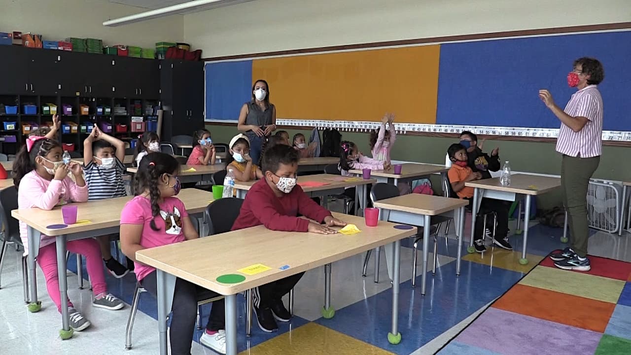 Entre las medidas para prevenir más 
<a href="https://www.univision.com/local/houston-kxln/abogada-responde-trabajo-hijos-covid-19-texas-fotos">contagios</a>, limitarán el número de invitados y reuniones en el campus, pospondrán ciertas actividades y aumentarán las prácticas de limpieza.