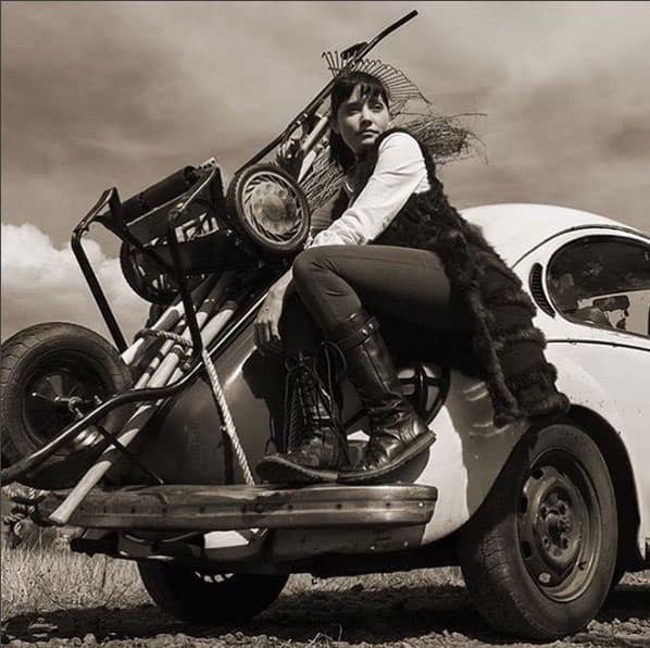 Aquí podemos verla vestida con el look de 'Doña Quecas' en "Un camino hacia el destino".