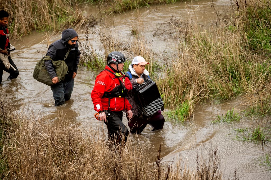 A San José no solo le afectaron los vientos. Las fuertes lluvias aumentaron la creciente del río Guadalupe, poniendo en riesgo a indigentes que viven a la orilla.