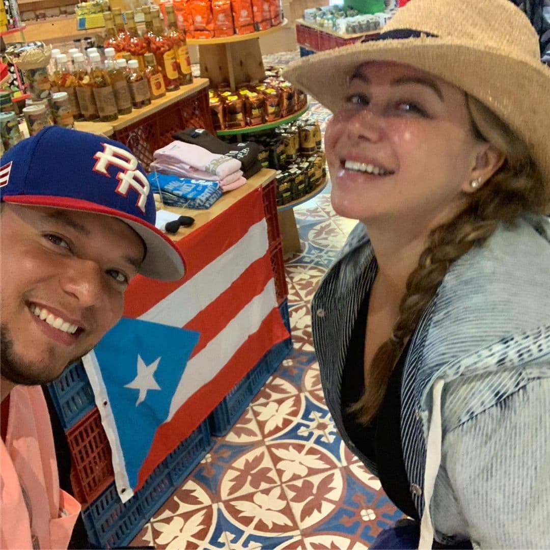 Satisfechos, se despidieron de la isla para regresar a su casa, en California, donde les esperaban con la "noticia" de que
<b><a href="https://www.univision.com/shows/el-gordo-y-la-flaca/laura-lucio-conto-lo-que-realmente-sucedio-entre-esteban-loaiza-y-jenni-rivera-video">una excolaboradora de Jenni Rivera</a></b> había revelado que la 'Diva de la Banda' se había enojado con Chiquis porque había descubierto fotos de su hija, desnuda, en el teléfono de su amiga Elena Jiménez.