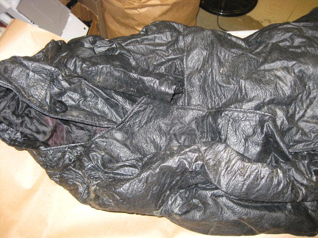 La chamarra negra que halló uno de los niños que descubrió el cadáver de la víctima.