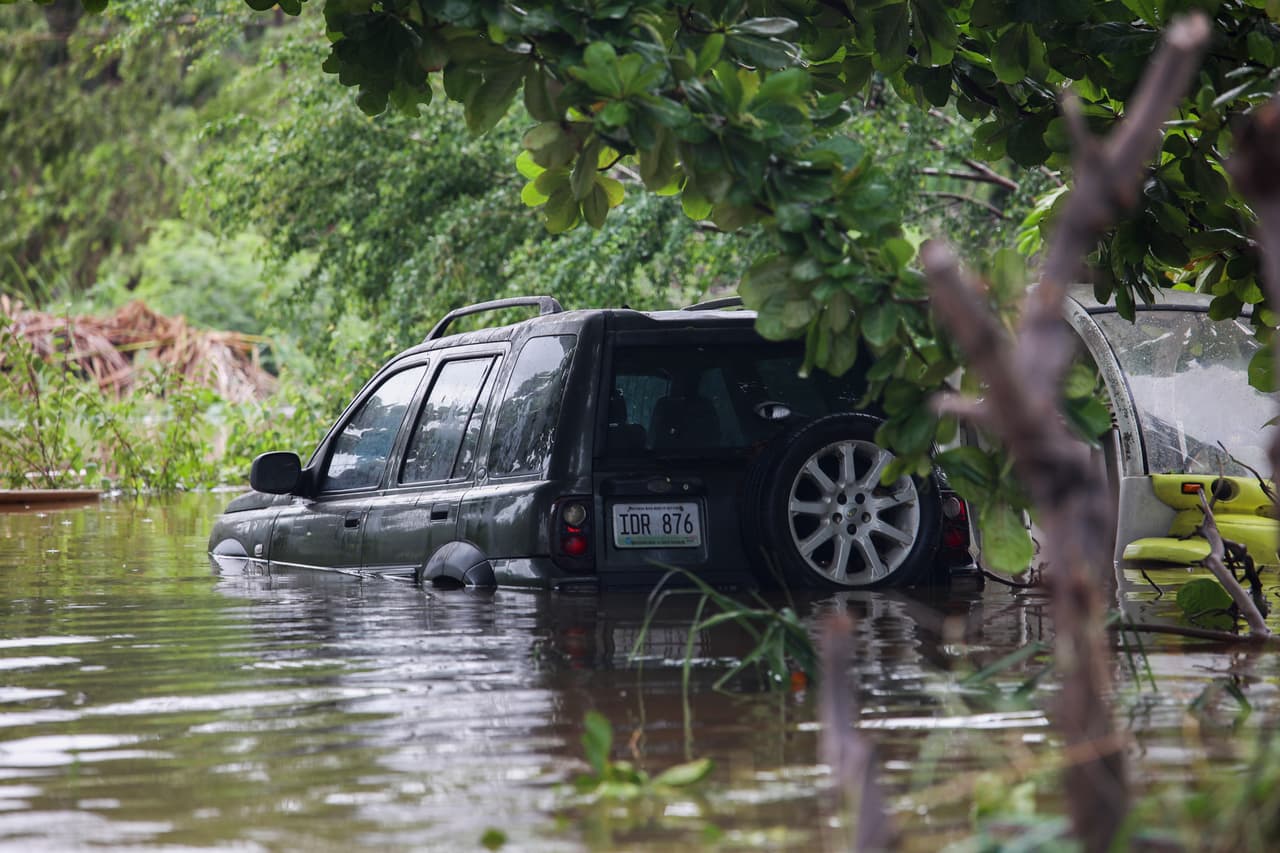 Un vehículo queda sumergido tras el paso del huracán Fiona en Salinas, Puerto Rico, el lunes 19 de septiembre de 2022. (AP Photo/Stephanie Rojas)