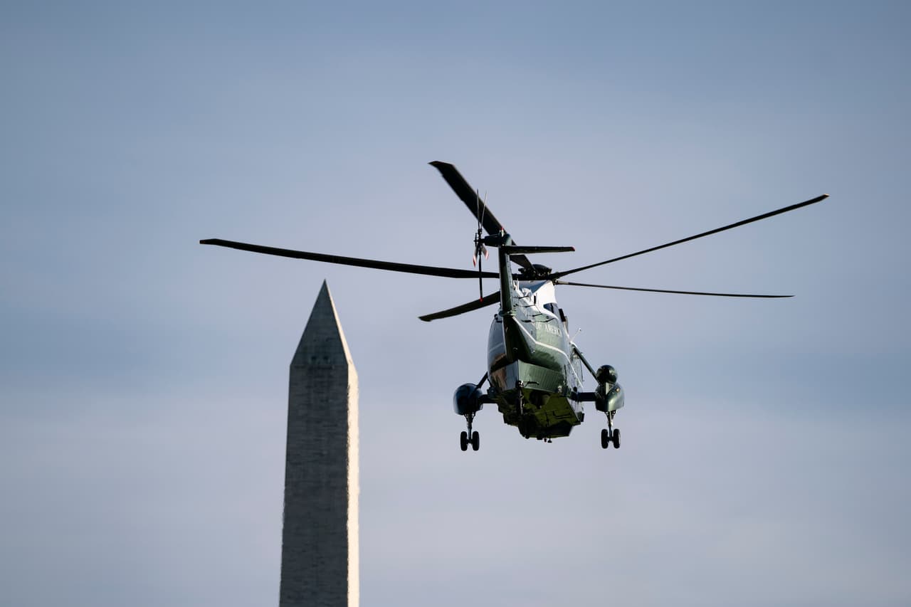 Imagen del Marine One rumbo a Carolina del Norte.
