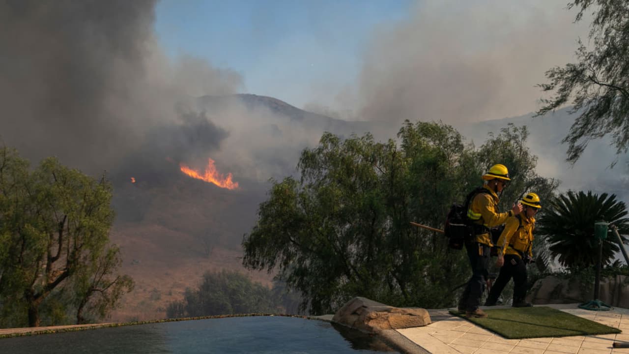 Gobernador Newsom detalla la respuesta estatal a los incendios, apagones y el coronavirus