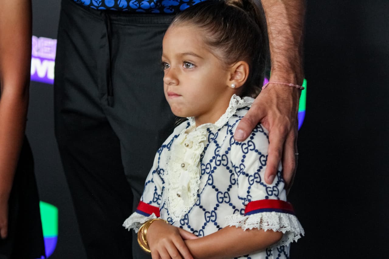 El vestido en algodón y viscosa forma parte de la nueva colección de Gucci.