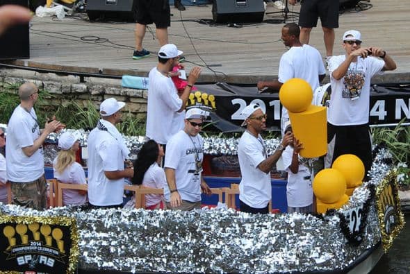 Photos: Spurs Championship Parade 2014