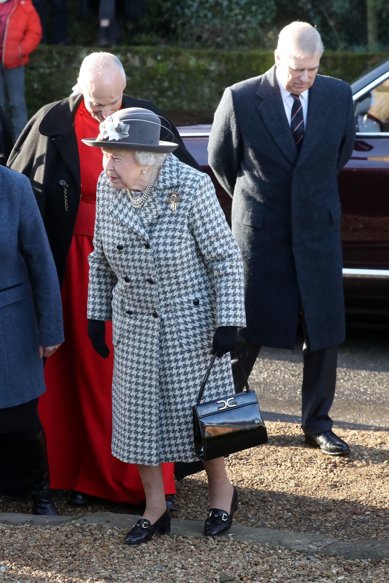 Antes de que finalice el mes, tanto la reina como el príncipe Andrés estarían informando
<b><a href="https://www.univision.com/famosos/en-menos-de-un-mes-la-princesa-beatrice-dira-cuando-y-donde-sera-su-boda-fotos">la fecha de la boda de la hija mayor del duque de York, la princesa Beatrice</a></b>, agendada para este 2020.