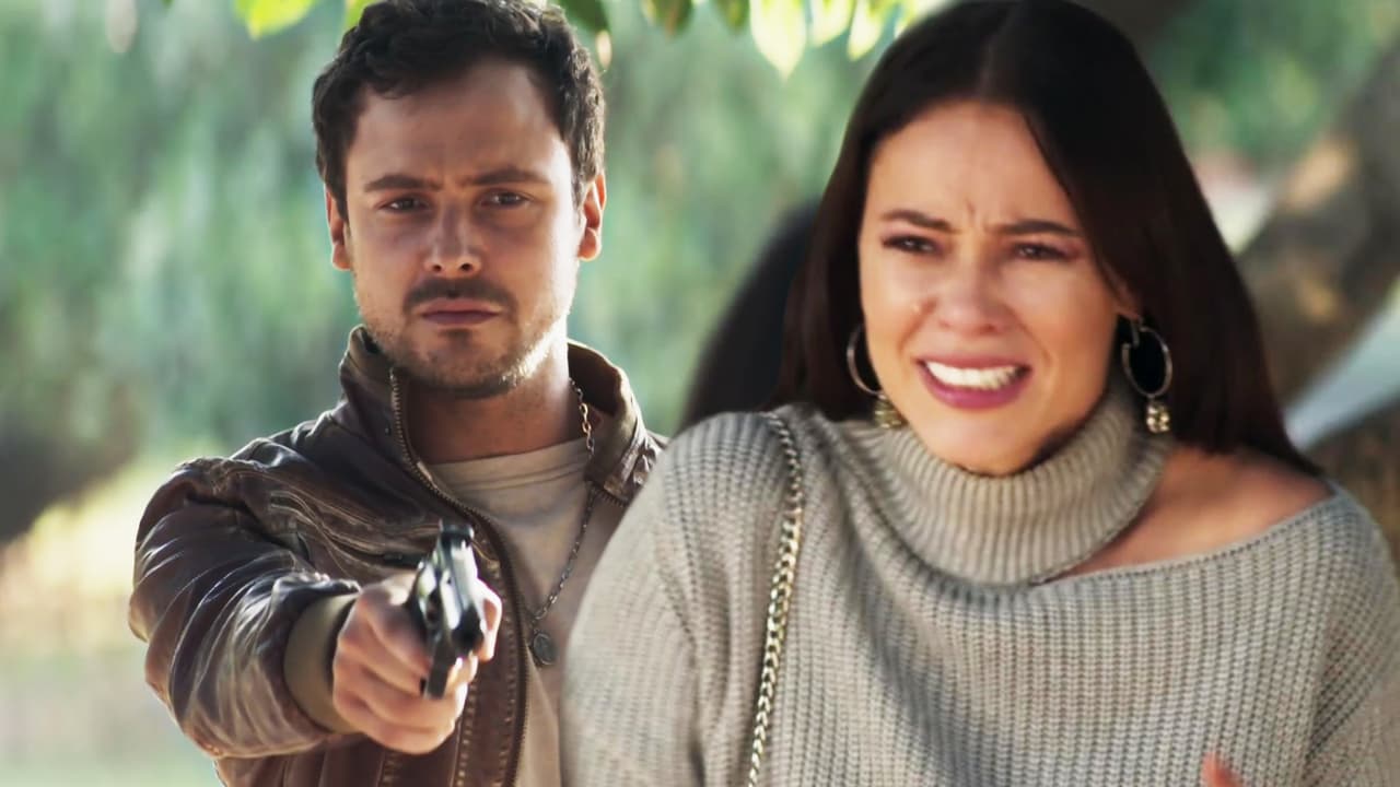 En un principio él confundió la identidad de su víctima, y se enamoró de Vivi sin saber que realmente debía asesinarla. Al enterarse de que ella era la mujer a la que debía quitarle la vida, Chile buscó ayuda con María de la Paz, quien le dio el dinero que le habían pagado para que pudiera deshacer el contrato.