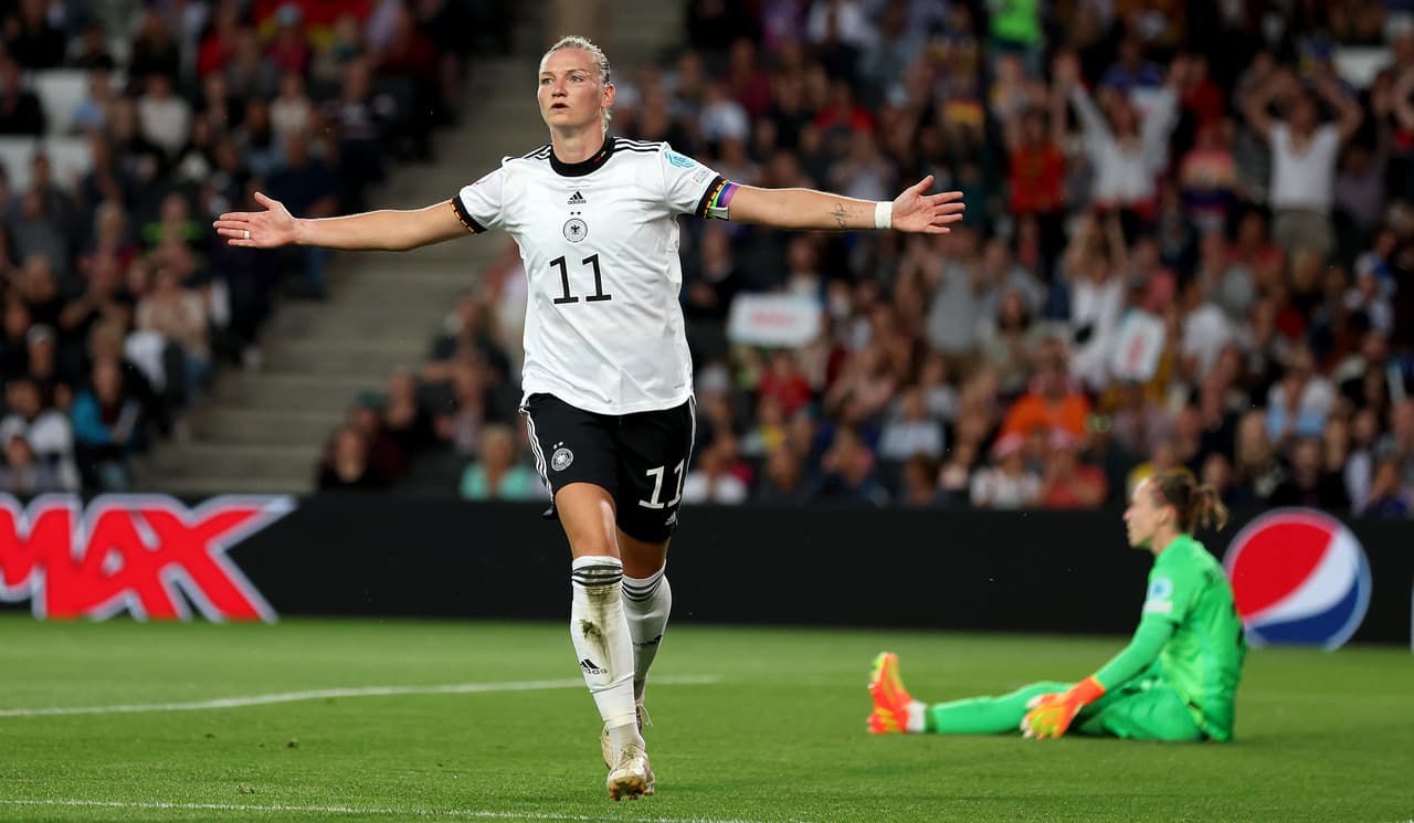 Gracias a un espectacular doblete de Alexandra Popp, Alemania venció a Francia y se metió a la Final en busca de su noveno título de la Euro Femenil. Ahora se verá las caras ante la local Inglaterra.