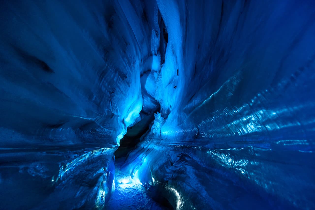 <h3 class="cms-H3-H3">Blue Ice Caverns, Noruega</h3>
<br>
<br>Investigadores descubrieron en 2007 una cueva de hielo espectacularmente grande en la región de Nigardsbreen del Parque Nacional del Glaciar Jostedal de Noruega. Lo que encontraron cuando se arrastraron a través de la abertura de cinco metros de la cueva fue tan magnífico que un científico llegó a beatificar la gruta llamándola "catedral de hielo". La cúpula cavernosa mide hasta ocho metros de altura, 30 metros de profundidad y 20 metros de ancho. 
<br>