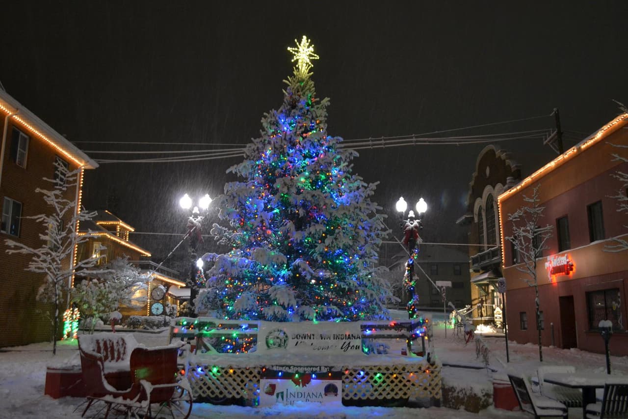 De hecho, es posible que te maravilles cuando llegue al centro histórico, que brilla con luces y adornos navideños.