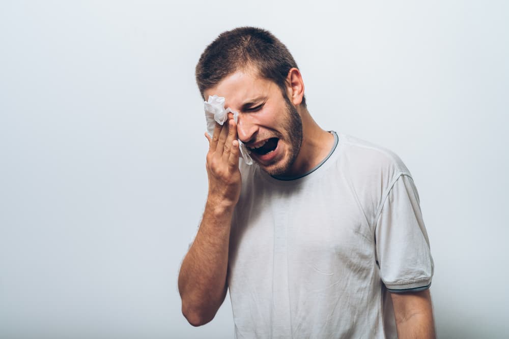 <b>ESCORPIÓN</b>
<br>¿Llorar, un Escorpión? Ni aunque le eches gas pimienta. No son de lágrima fácil y harán hasta la imposible para que no los vean llorar, pues controlan en exceso sus sentimientos.