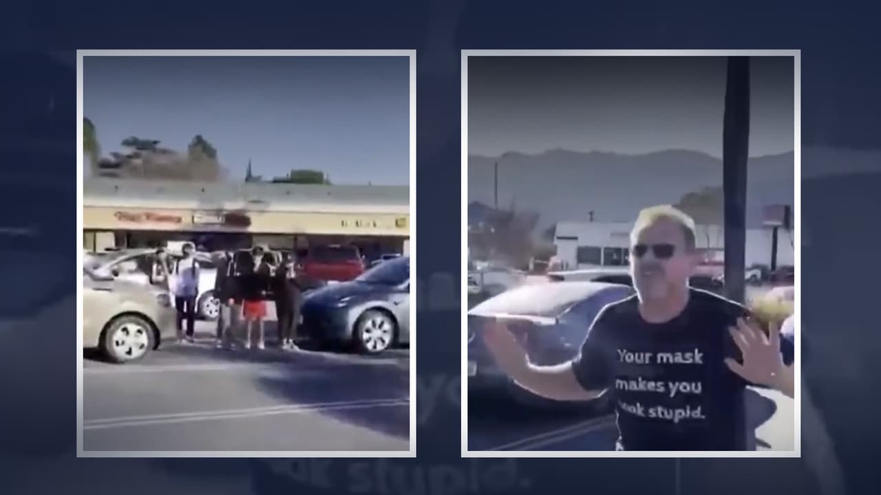 Hombre acosa y se burla de los estudiantes de secundaria por usar mascarilla