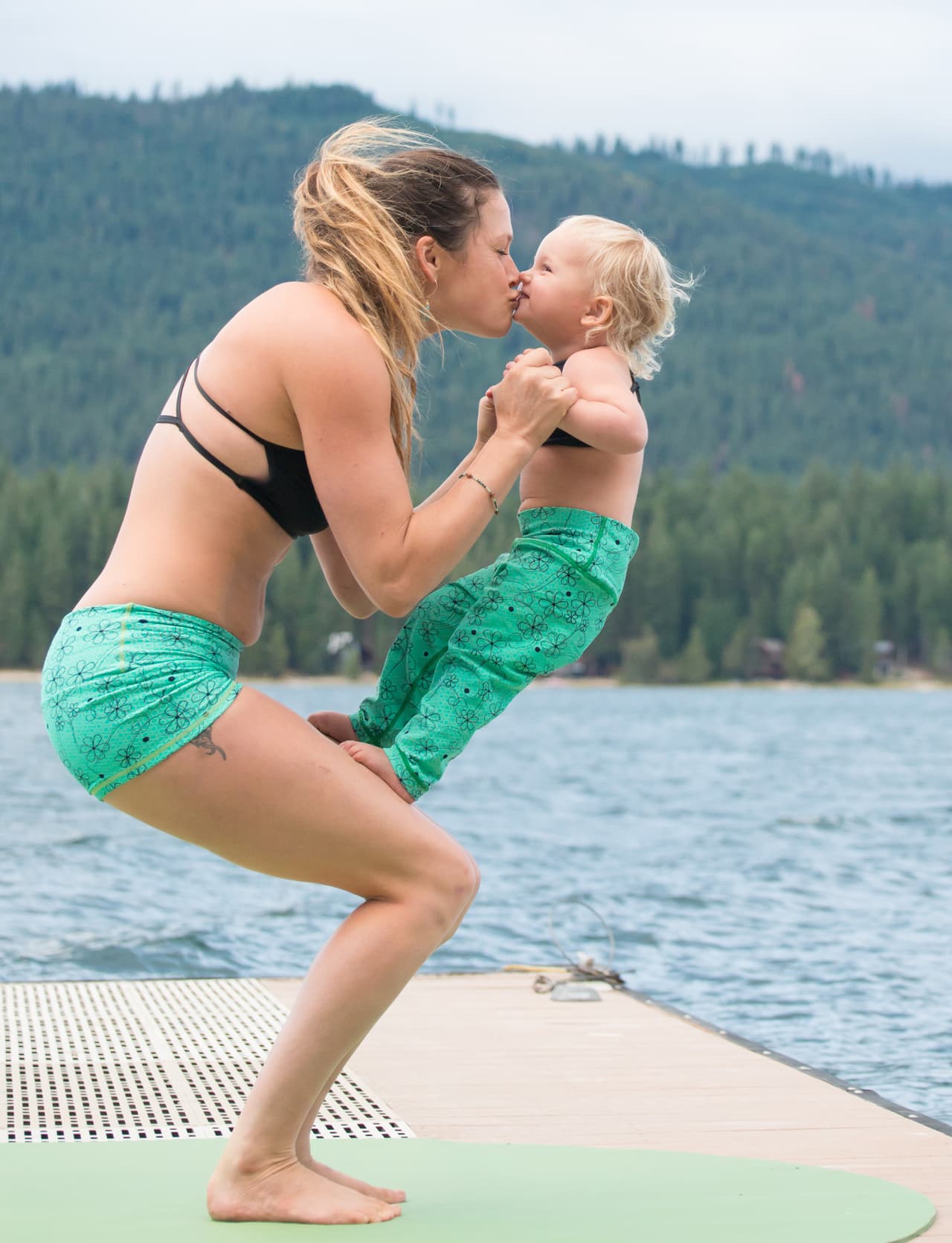 Por ejemplo, cuando en el Lago Colchuck realiza el ‘saludo al sol’.