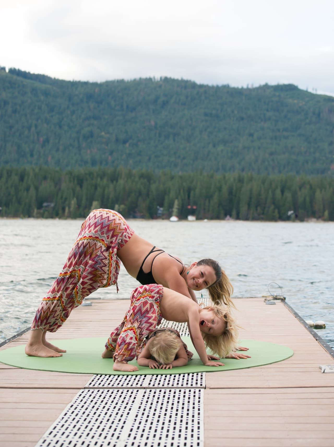 Sus hijos están encantados ante la flexibilidad y la energía de su mamá.