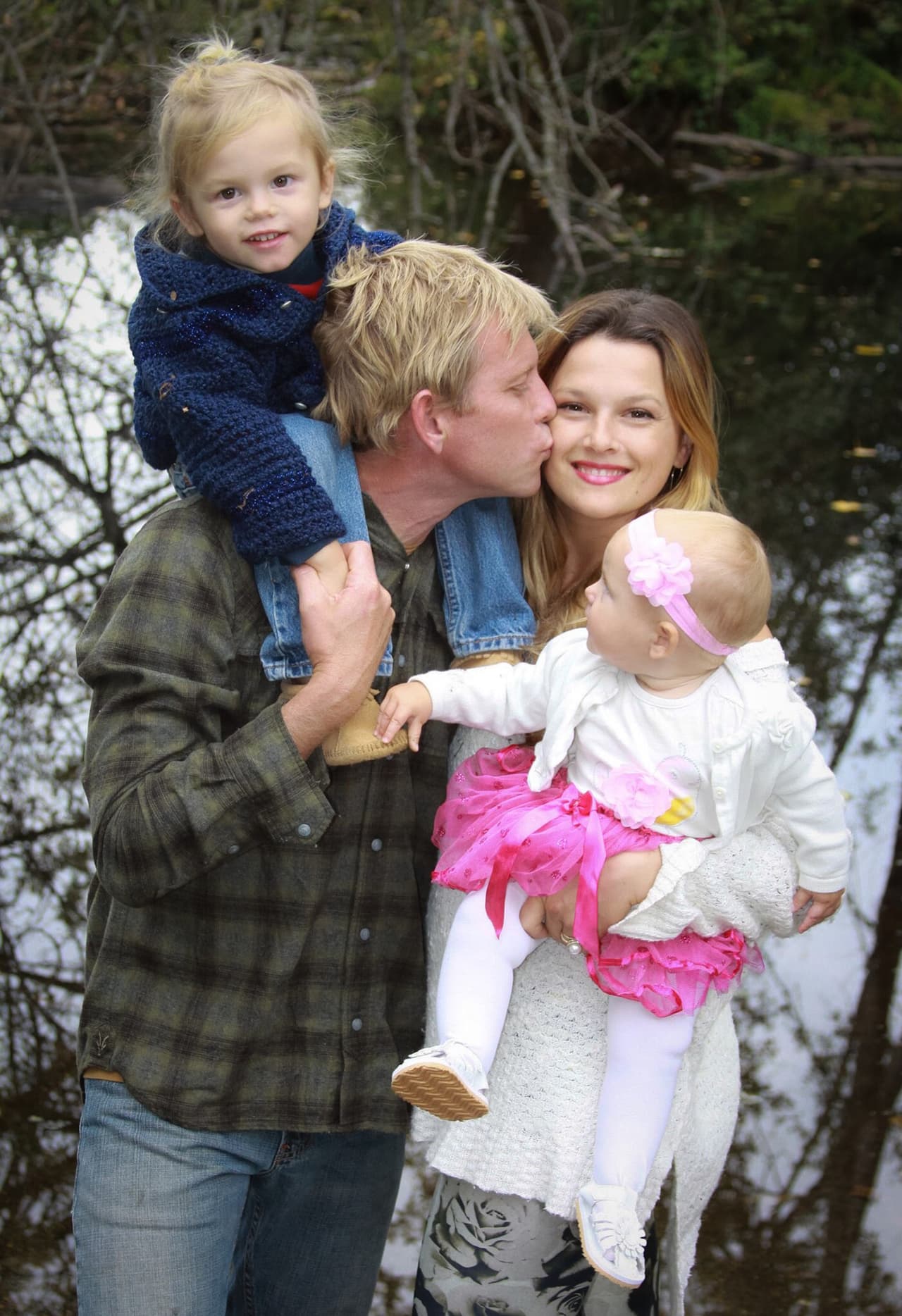 No cabe duda de que esta mujer es una súper mamá, pues puede hacer de todo.