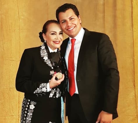 Así lucían Aida Cuevas y su hijo Rodrigo, la mancuerna triunfadora en la terna de 'Mejor Álbum de Regional Mexicano' de el GRAMMY americano 2018. "Mi madre y orgullo en mi vida me ha llevado a sentir las emociones más impresionantes que se pueden, y juntos hemos logrado llevar la música ranchera a mejores niveles y reconocimientos", escribió Rodrigo en redes sociales.