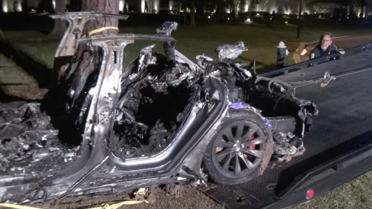 El 17 de abril, 
<a href="https://www.univision.com/local/houston-kxln/accidente-mortal-en-houston-tras-el-choque-de-un-tesla-contra-unos-arboles" target="_blank">dos hombres perdieron la vida luego que el Tesla modelo S</a> en el que viajaban, chocó contra unos árboles en el bosque de Carlton Woods Subdivision en Hammock Dunes Place, al norte de 
<a href="https://www.univision.com/temas/houston">Houston</a>.
