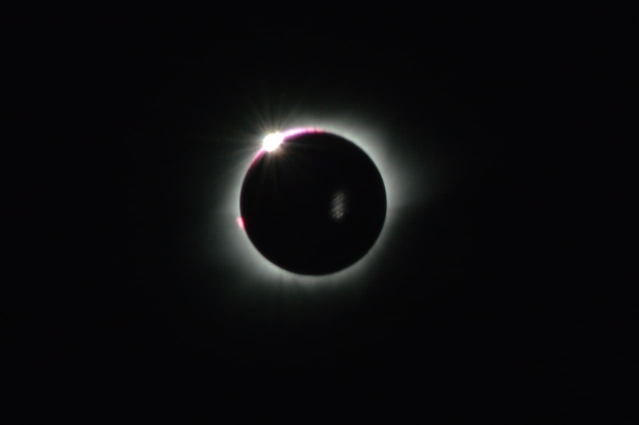 <b>7.- El eclipse total. </b>
<br>El único momento en que usted o la cámara puede estar sin el filtro es durante el eclipse total, que solo dura unos minutos y solo podrá ser visto en la línea que recorrerá desde 
<b>Salem, Oregon, hasta Charleston, South Carolina, en el centro del país. </b>Para conocer el porcentaje de sol que podrá ver detrás de la luna desde su ciudad, 
<b><a href="http://www.univision.com/noticias/eclipse-solar/escribe-tu-zip-code-y-descubre-como-se-vera-el-eclipse-solar-en-tu-ciudad">utilice la aplicación de Univision que le indica la posición del eclipse, según su zip code.</a></b>
<br>