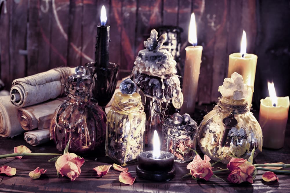 Así que las velas negras sí pueden ser usadas en rituales o hechizos de magia negra, pero como puedes notar, son más usadas en la magia blanca para contrarrestar justamente esas feas intenciones de quien quiere agredirte - y les salga el tiro por la culata.