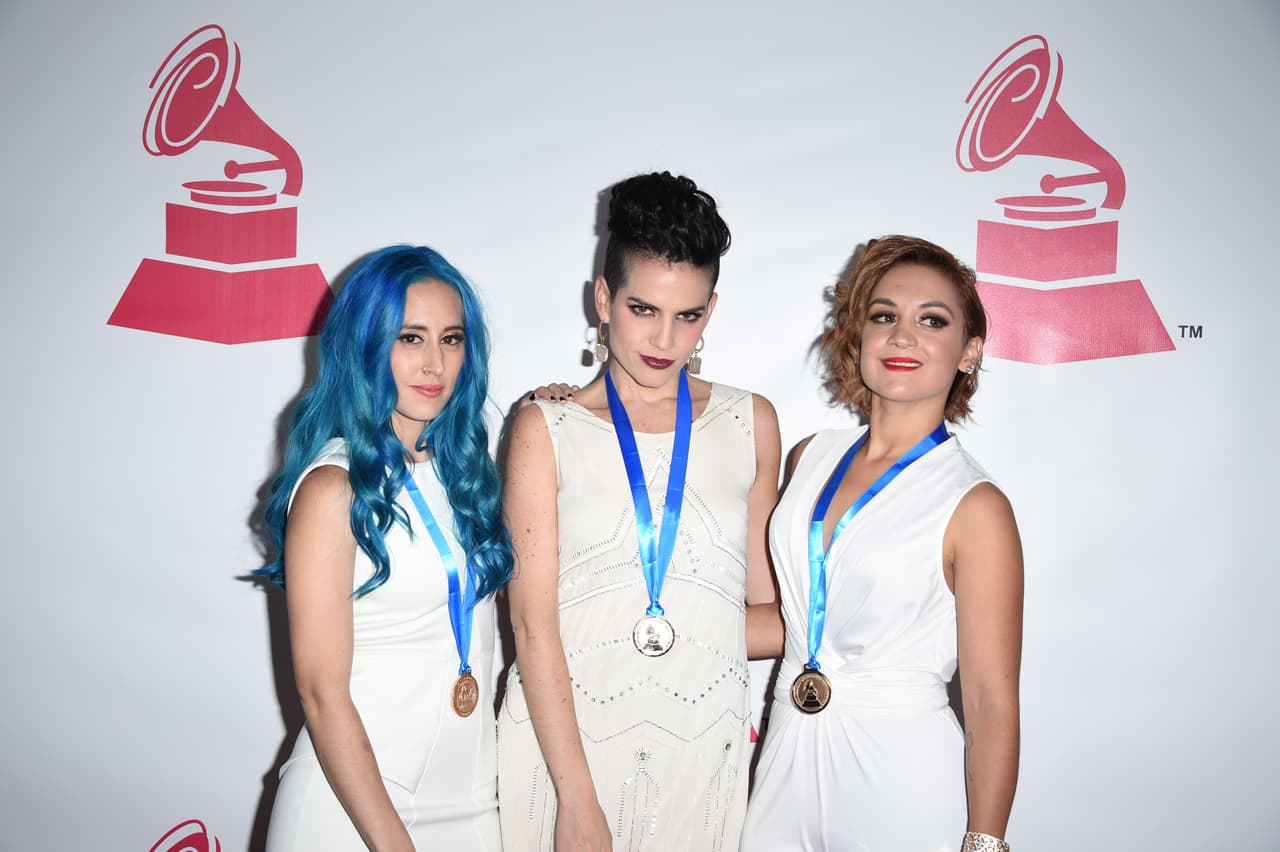 Ellas muestran un look muy particular y original.