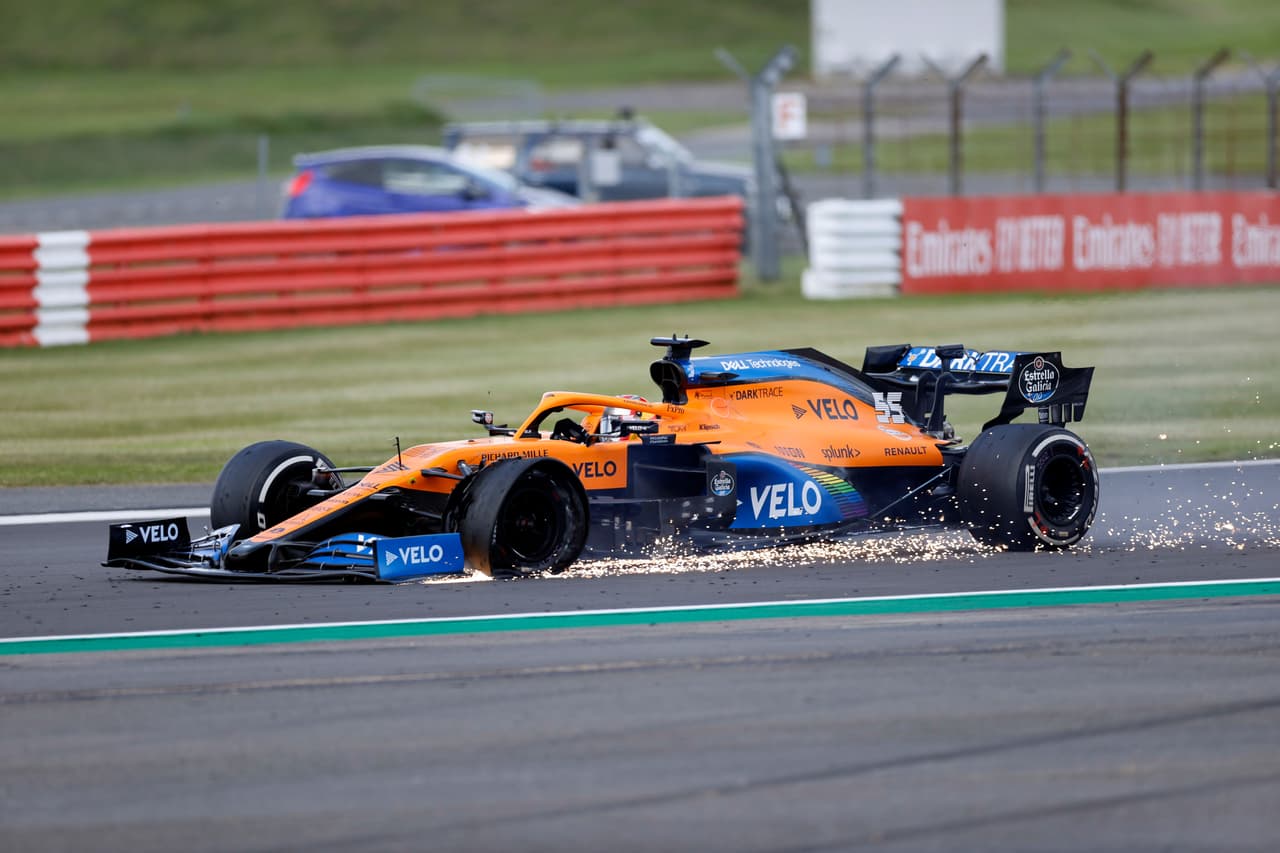 Lewis Hamilton consiguió el primer sitio en el Circuito de Silverstone. Verstappen y Leclerc completaron el podio. Ricciardo y Norris llegaron en cuarto y quito, respectivamente. Stroll, compañero de Checo Pérez, terminó en el noveno puesto. El próximo fin de semana se correrá la carrera del septuagésimo aniversario.