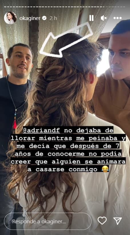 Adrián Gonzalo Mendoza Magallanes, coordinador de imagen, fue el encargado de arreglar la larga cabellera de la modelo. 
<br>