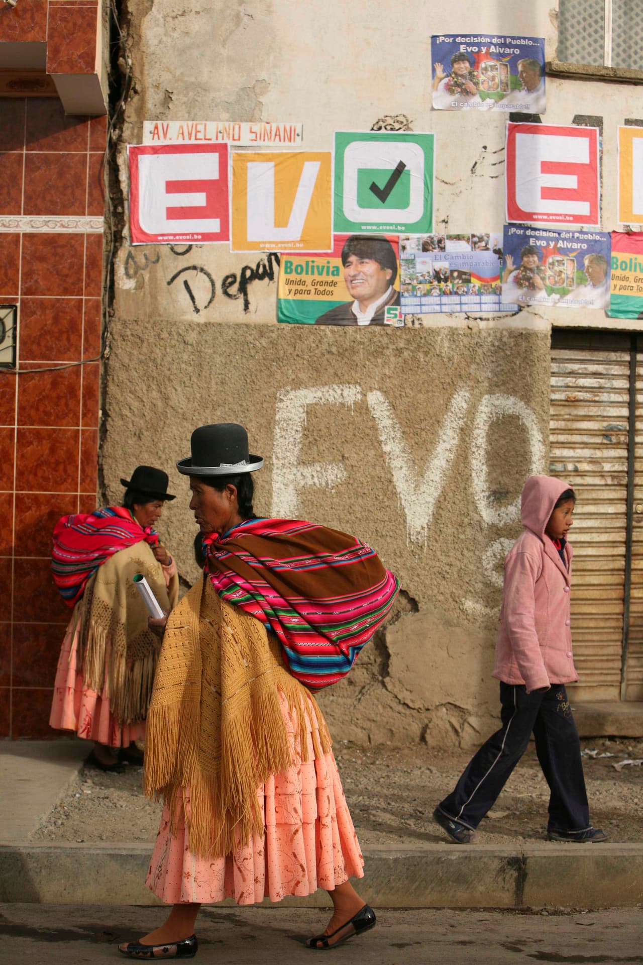 Una calle de Waristata, a unas 50 millas al noroeste de La Paz, en 2008. El gobierno consideró los referendos por la autonomía ilegales y las tensiones aumentaron. Ese mismo año celebró un referendo revocatorio a Morales y dos tercios de los votantes apoyaron su continuación en la presidencia.