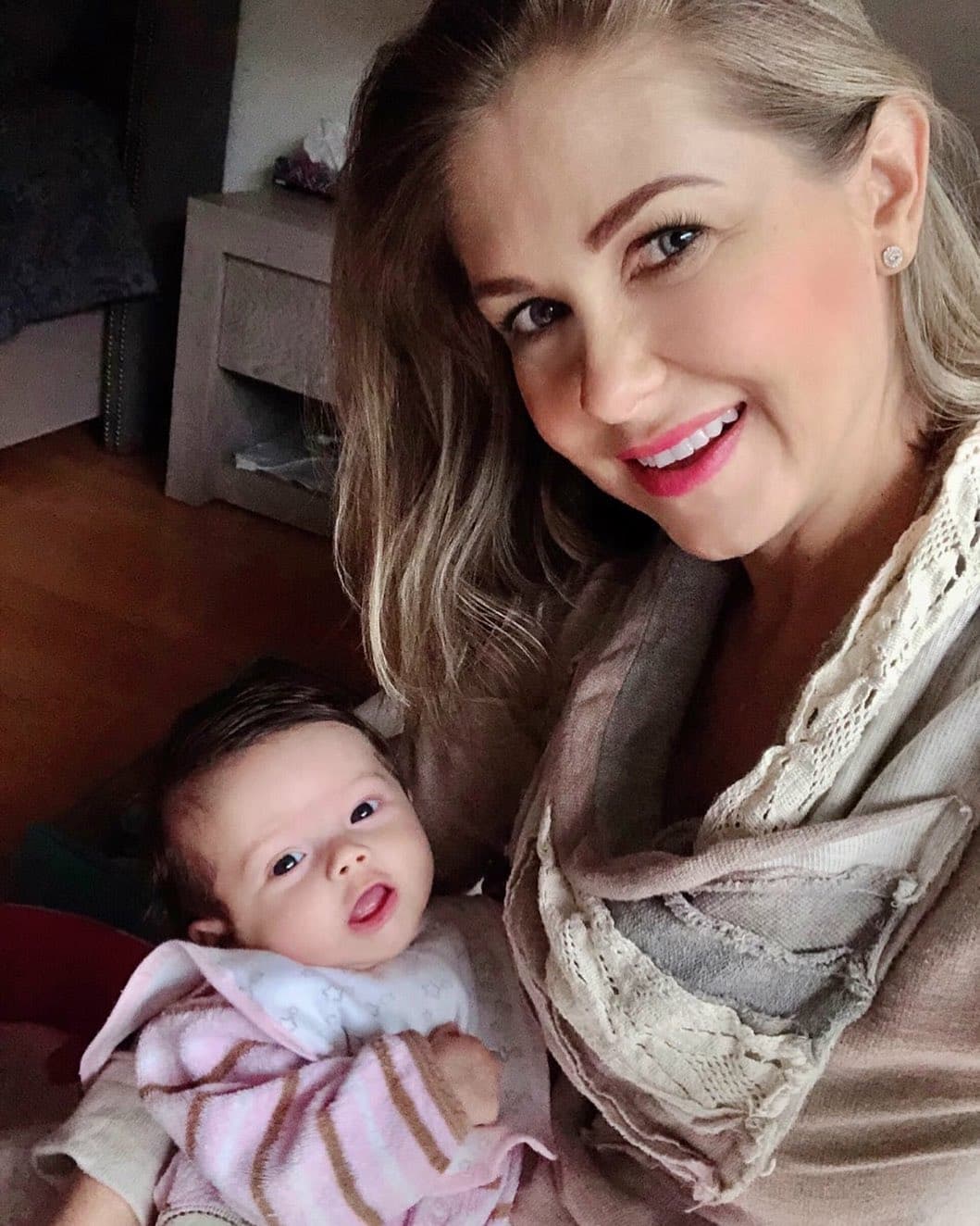 "Llegué a la casa y empecé a llorar y no pude parar de llorar, no sé, tal vez 5 horas con un 
<b><a href="https://www.univision.com/famosos/aun-no-tiene-1-ano-y-la-hija-de-ingrid-martz-ya-va-a-clases-video">sentimiento de culpa</a></b> […] Yo te juro que en el hospital le dije: 'perdóname', sintiéndome súper culpable, y le dije: 'yo te juro que solo para tus consultas, pero de ahí en fuera tu no vuelves a pisar un hospital'", relató a 'Ventaneando'.