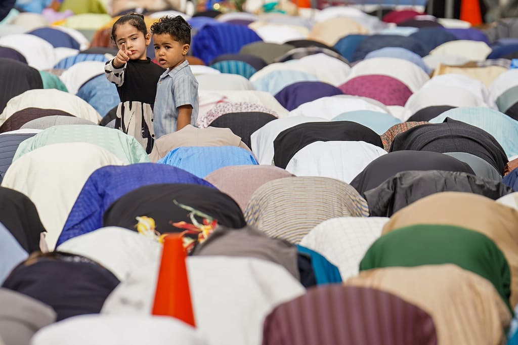 La 'Fiesta del Sacrificio', Eid al-Adha conmemora la historia de 
<b>la disposición del profeta Abraham</b> para sacrificar a su hijo Isaac, como un acto de obediencia y devoción a Dios.