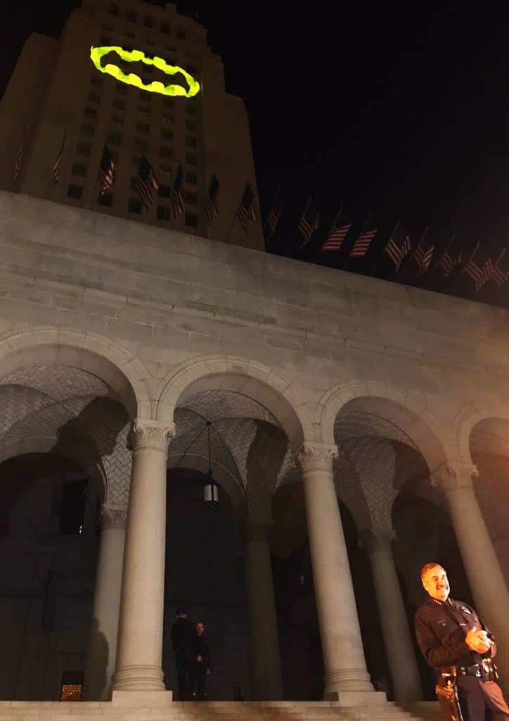 El jefe del LAPD, Charlie Beck, bajo la 'batiseñal'.