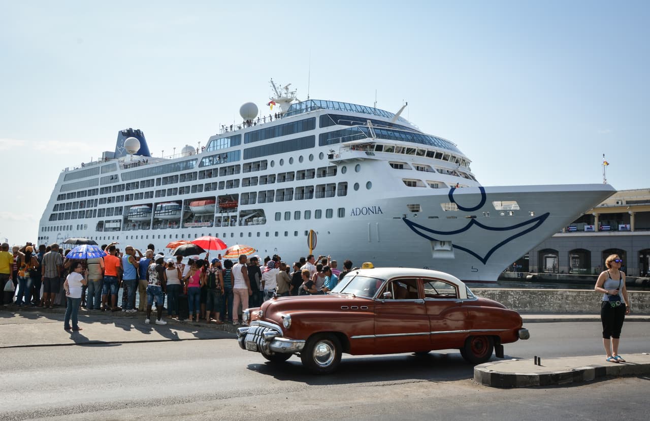 Barco Adonis atraca en el Puerto de la Habana en Cuba.