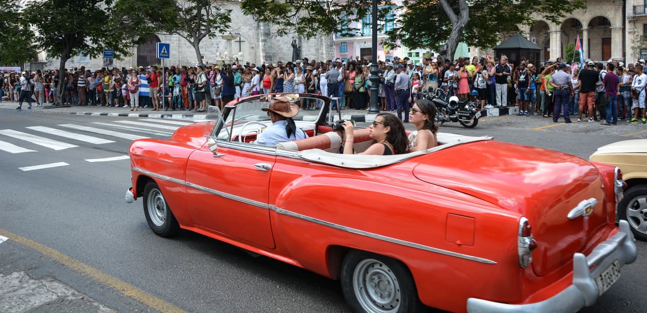 Del otro lado de la calle, cientos de cubanos esperaban por los visitantes.