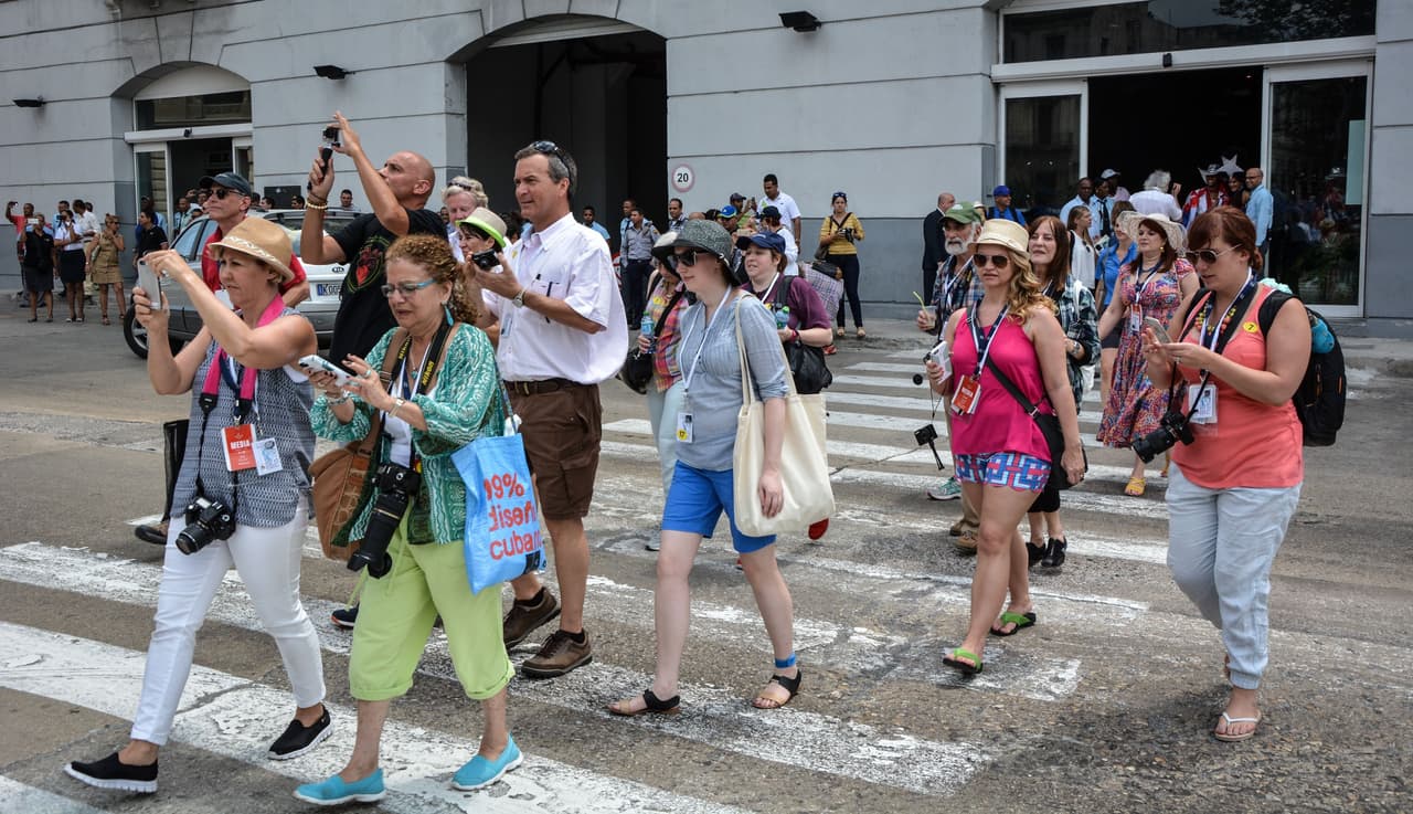 Pasajeros hacen historia siendo los primeros en llegar en crucero de EEUU a Cuba tras décadas de alejamiento.