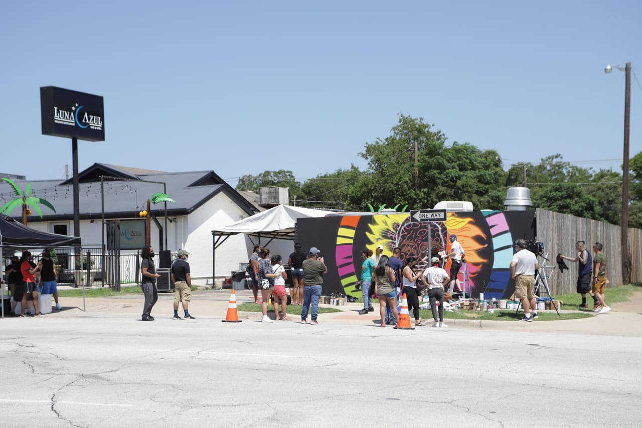 El mural fue pintado en una de las paredes del club nocturno Luna Azul en la ciudad de Fort Worth.