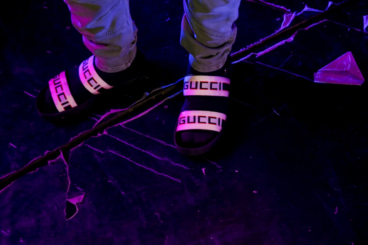 También llegó usando sandalias, esta vez marca Gucci.