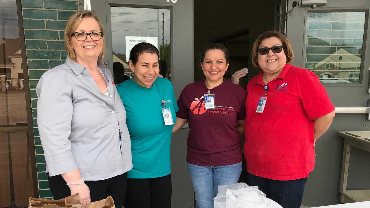 Aquí vemos a un grupo de mujeres quienes han participado en este programa de alimentación a los niños de Katy.