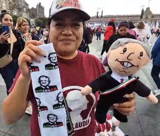 AMLO hasta en los pies, con estos calcetines.