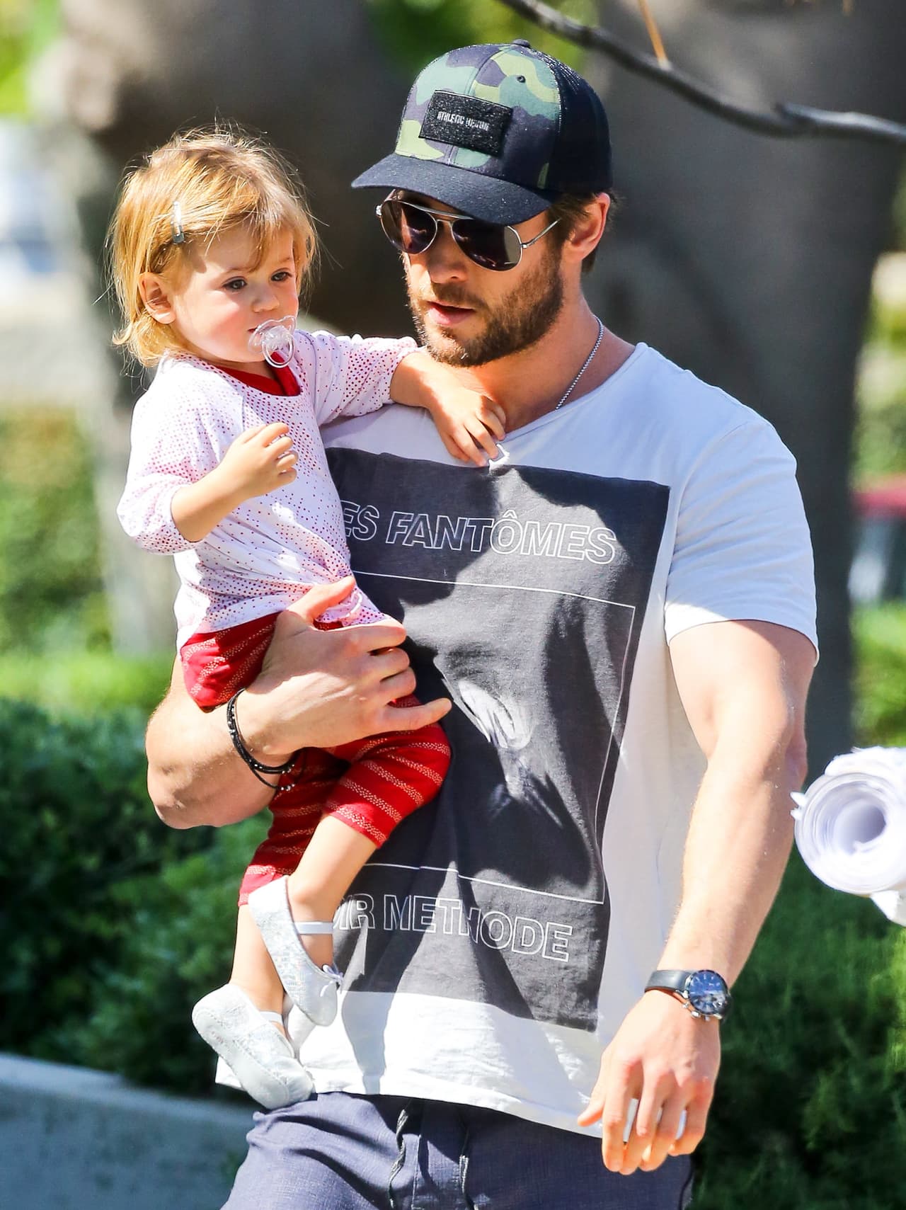 Con la ayuda de su marido, ella pueda hacer y deshacer en vacaciones.