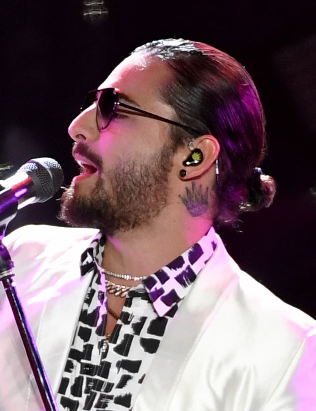 La corona en el cuello del cantante urbano simboliza a su público, pues un rey solo puede ocupar el trono si la gente se lo permite. Es su punto de conexión con sus admiradores.